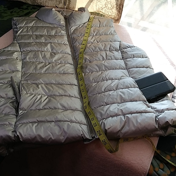 GAP MEDIUM SILVER PUFFER VEST - Picture 7 of 10